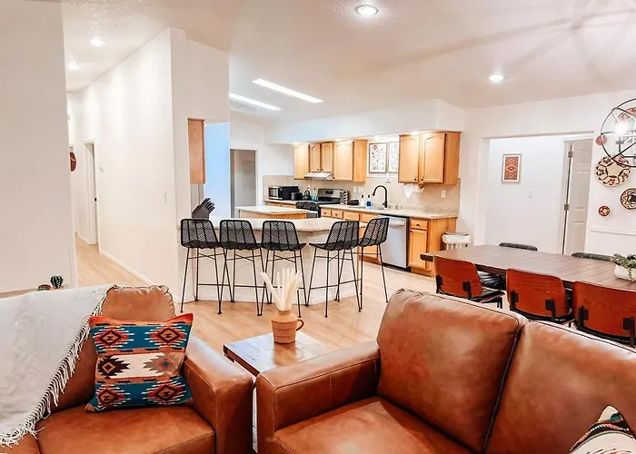 Holiday home 8br 5ba, Sleeps 20, 15 Min To Sedona, Walk To Trails!